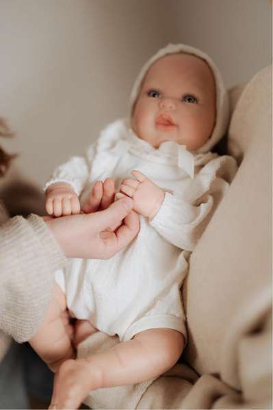Muñecas Arias Reborn Camila - Poupée Reborn Arias 45 cm beige avec couverture et doudou, en espagnol Muñecas Arias Reborn Camila - Poupée Reborn Arias 45 cm beige avec couverture et doudou, en espagnol
