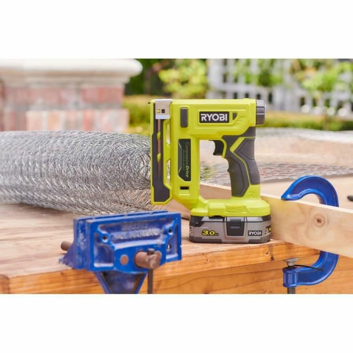 Ryobi Agrafeuse 18V ONE+ R18ST50-0 avec agrafes et crochet de maintien