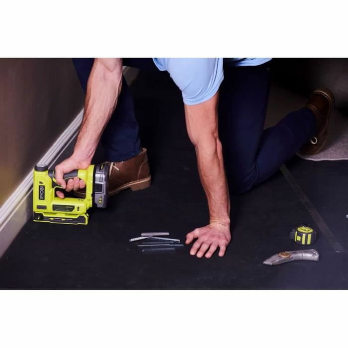 Ryobi Agrafeuse 18V ONE+ R18ST50-0 avec agrafes et crochet de maintien
