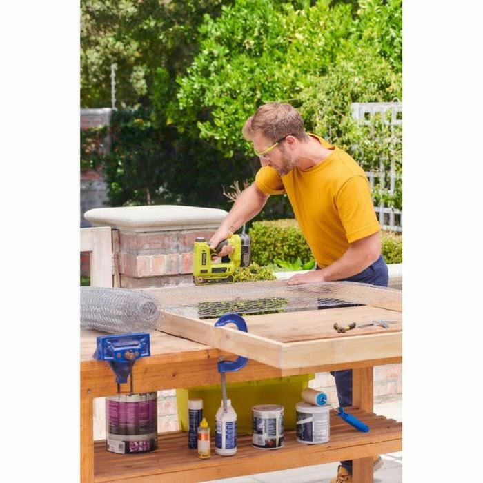 Ryobi Agrafeuse 18V ONE+ R18ST50-0 avec agrafes et crochet de maintien