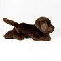 DEQUBE BOCALAN Peluche Labrador Chocolate Tumbado 25 cm