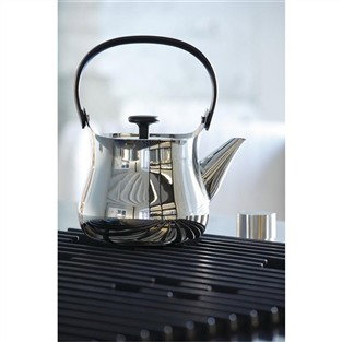Alessi NF01 - Bouilloire et théière Cha en acier inoxydable 18/10 design Naoto Fukasawa, pour plaques induction et toutes sources de chaleur