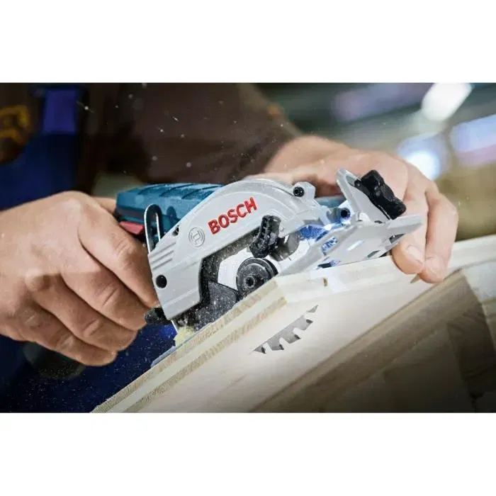 Bosch Professional Scie circulaire GKS 12V-26, la plus compacte, avec profondeur de coupe de 26 mm dans le bois, livrée avec 2 batteries 3,0Ah et L-Boxx (Réf: 06016A1005)