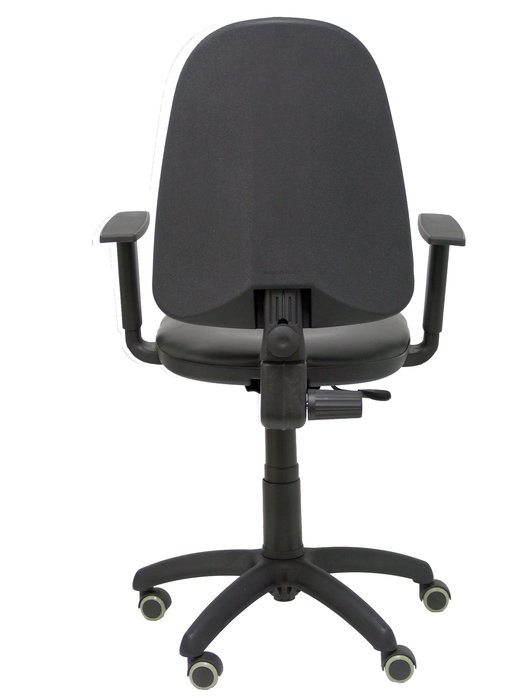 Chaise de bureau Aýna avec mécanisme Contact permanent de base, revêtue de simili cuir noir. Équipée d'une base en polyamide noir, d'accoudoirs 1D et de roulettes pour parquet