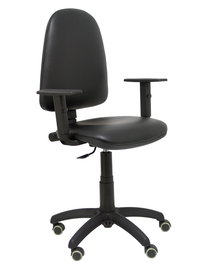 Chaise de bureau Aýna avec mécanisme Contact permanent de base, revêtue de simili cuir noir. Équipée d'une base en polyamide noir, d'accoudoirs 1D et de roulettes pour parquet