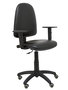 Chaise de bureau Aýna avec mécanisme Contact permanent de base, revêtue de simili cuir noir. Équipée d'une base en polyamide noir, d'accoudoirs 1D et de roulettes pour parquet
