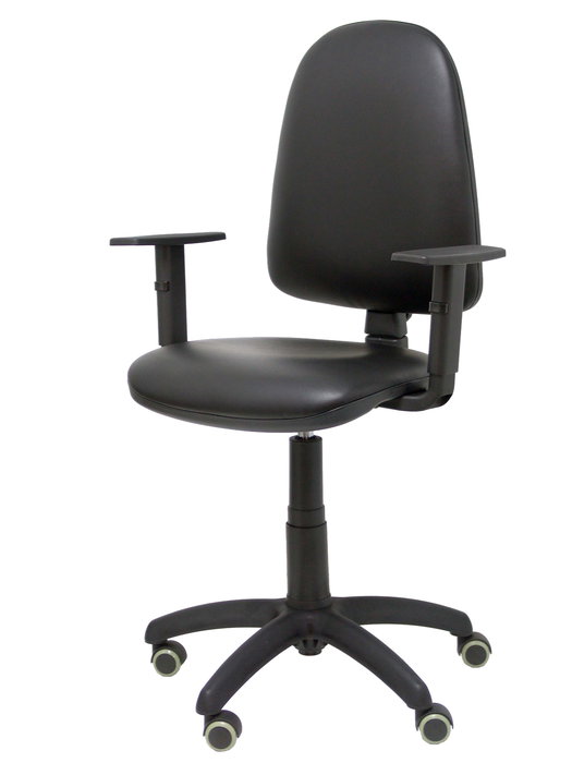 Chaise de bureau Aýna avec mécanisme Contact permanent de base, revêtue de simili cuir noir. Équipée d'une base en polyamide noir, d'accoudoirs 1D et de roulettes pour parquet