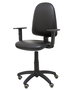 Chaise de bureau Aýna avec mécanisme Contact permanent de base, revêtue de simili cuir noir. Équipée d'une base en polyamide noir, d'accoudoirs 1D et de roulettes pour parquet