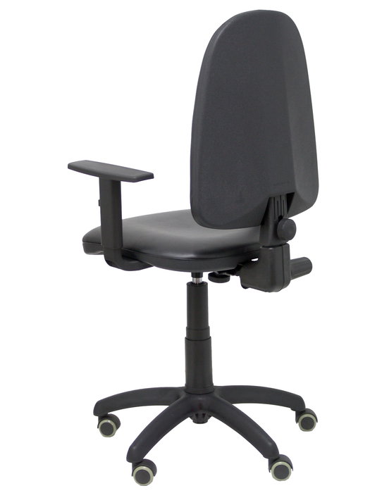 Chaise de bureau Aýna avec mécanisme Contact permanent de base, revêtue de simili cuir noir. Équipée d'une base en polyamide noir, d'accoudoirs 1D et de roulettes pour parquet