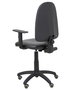 Chaise de bureau Aýna avec mécanisme Contact permanent de base, revêtue de simili cuir noir. Équipée d'une base en polyamide noir, d'accoudoirs 1D et de roulettes pour parquet