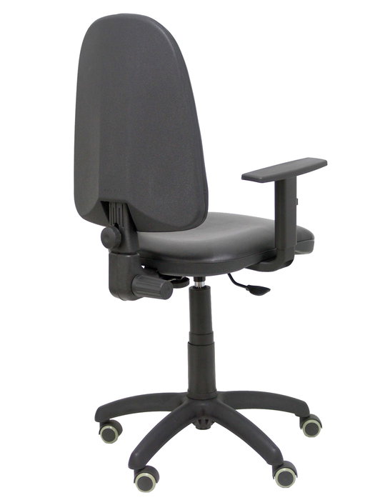 Chaise de bureau Aýna avec mécanisme Contact permanent de base, revêtue de simili cuir noir. Équipée d'une base en polyamide noir, d'accoudoirs 1D et de roulettes pour parquet