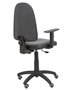 Chaise de bureau Aýna avec mécanisme Contact permanent de base, revêtue de simili cuir noir. Équipée d'une base en polyamide noir, d'accoudoirs 1D et de roulettes pour parquet