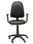 Chaise de bureau Aýna avec mécanisme Contact permanent de base, revêtue de simili cuir noir. Équipée d'une base en polyamide noir, d'accoudoirs 1D et de roulettes pour parquet