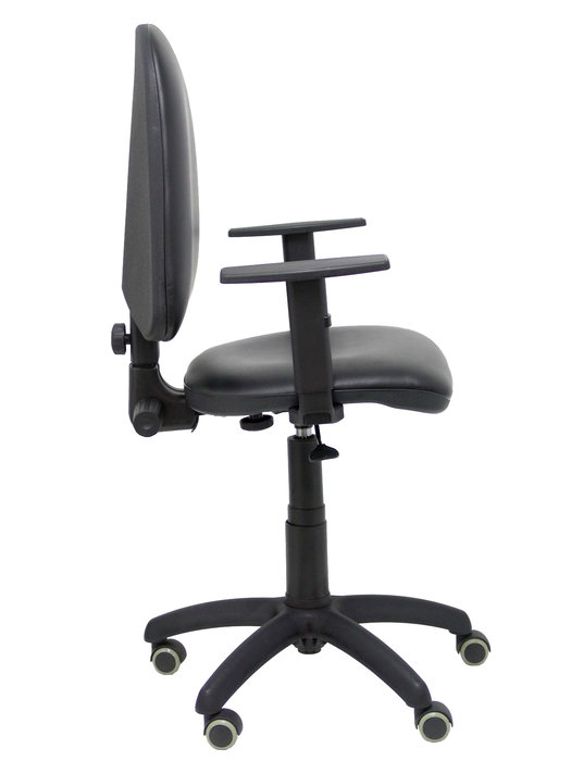 Chaise de bureau Aýna avec mécanisme Contact permanent de base, revêtue de simili cuir noir. Équipée d'une base en polyamide noir, d'accoudoirs 1D et de roulettes pour parquet