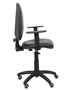 Chaise de bureau Aýna avec mécanisme Contact permanent de base, revêtue de simili cuir noir. Équipée d'une base en polyamide noir, d'accoudoirs 1D et de roulettes pour parquet