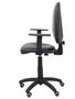 Chaise de bureau Aýna avec mécanisme Contact permanent de base, revêtue de simili cuir noir. Équipée d'une base en polyamide noir, d'accoudoirs 1D et de roulettes pour parquet