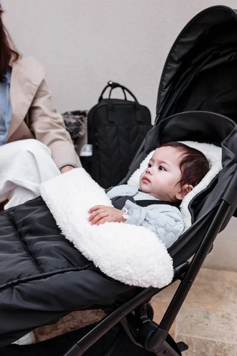 Tineo Chancelière Bébé Noire 6-18 Mois - Chaude Sherpa Déperlante, Fentes Harnais, Lavable
