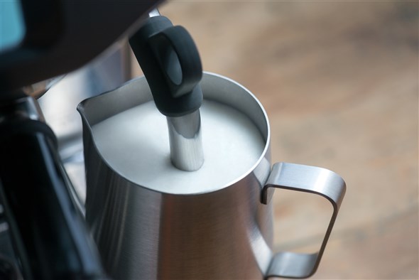 Sage SES880BSS4EEU1 Cafetière Barista Touch™ - Cafetière Espresso avec Moulin Intégré, Ecran Tactile et Texturisation Automatique du Lait - Compacte