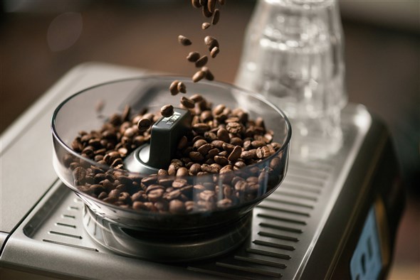 Sage SES880BSS4EEU1 Cafetière Barista Touch™ - Cafetière Espresso avec Moulin Intégré, Ecran Tactile et Texturisation Automatique du Lait - Compacte