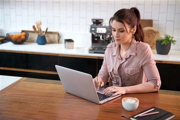 Sage SES880BSS4EEU1 Cafetière Barista Touch™ - Cafetière Espresso avec Moulin Intégré, Ecran Tactile et Texturisation Automatique du Lait - Compacte