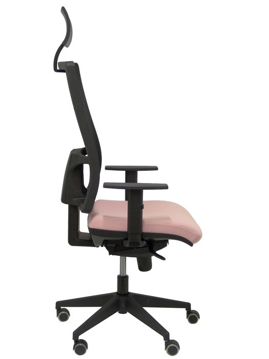 Silla de oficina Horna con mecanismo Sincro tapizada con Tela color Rosa pálido y malla color Negro. Equipada con lumbar 1D, Brazos 1D, Cabecero Fijo y Ruedas de parqué
