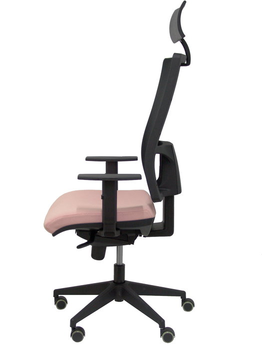 Silla de oficina Horna con mecanismo Sincro tapizada con Tela color Rosa pálido y malla color Negro. Equipada con lumbar 1D, Brazos 1D, Cabecero Fijo y Ruedas de parqué