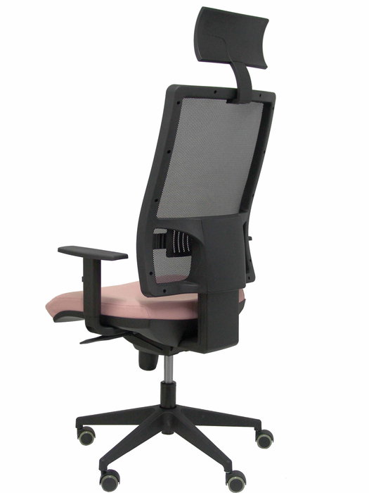 Silla de oficina Horna con mecanismo Sincro tapizada con Tela color Rosa pálido y malla color Negro. Equipada con lumbar 1D, Brazos 1D, Cabecero Fijo y Ruedas de parqué