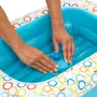 Bright Starts Baignoire Gonflable et Piscine à Balles 2-en-1 Bathe & Giggle - Avec Pompe Intégrée, 8 Balles, Évacuation Rapide - Pour Bébé de 6 à 24 Mois