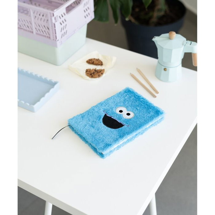 ERIK - Cahier A5 premium avec couverture en peluche à l'effigie de Cookie Monster (Barrio Sésamo / Sesame Street) ERIK - Cahier A5 premium avec couverture en peluche à l'effigie de Cookie Monster (Barrio Sésamo / Sesame Street)