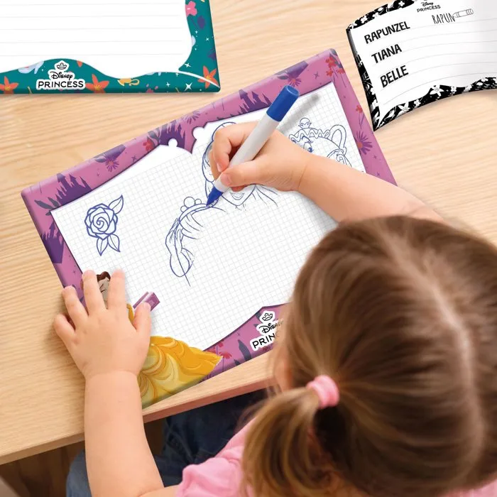 Liscianigiochi Kit École de Dessins Frozen - Feutres Parfumés pour Dessiner et Colorier - 4 Ardoises Effaçables - Guide Progressif - À Partir de 4 Ans