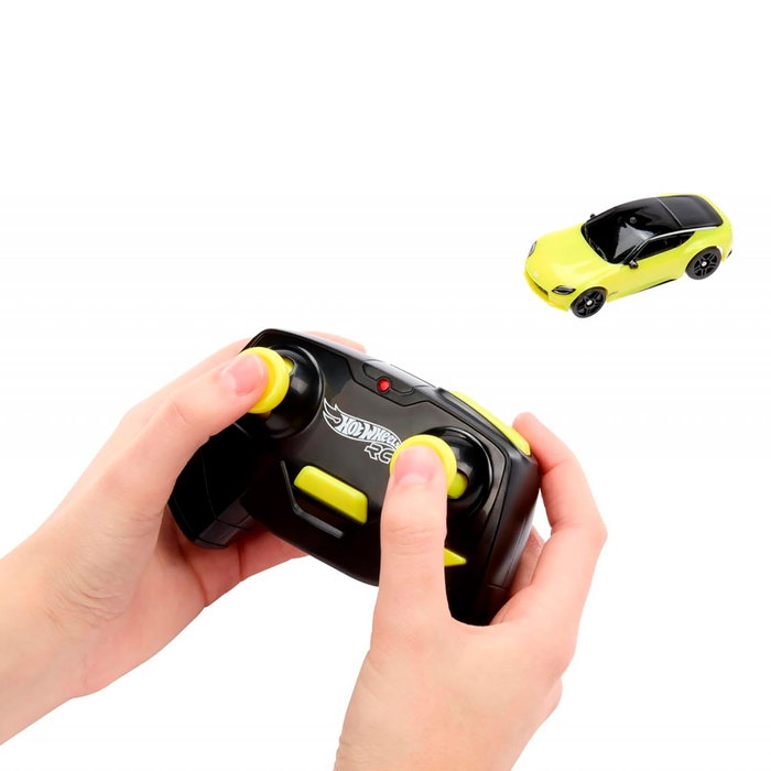 Hot Wheels Voiture Radiocommandée 1:64 Nissan Z - Modèle RC avec Détails Authentiques, Turbo et Compatible Piste Orange