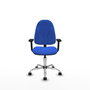 Chaise de bureau Algarra avec mécanisme de contact permanent de base, rembourrée de tissu bleu. Équipée d'une base chromée, d'accoudoirs 2D et de roulettes en nylon de 50 mm.