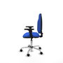 Chaise de bureau Algarra avec mécanisme de contact permanent de base, rembourrée de tissu bleu. Équipée d'une base chromée, d'accoudoirs 2D et de roulettes en nylon de 50 mm.