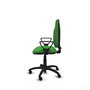 Chaise de bureau Algarra avec mécanisme de contact permanent de base, recouverte de tissu vert. Équipée d'une base en polyamide noir, d'accoudoirs fixes et de roulettes autobloquantes