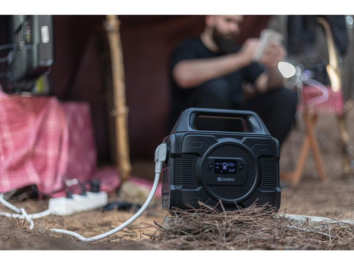 Sandberg Power Station AC 300 - Station d'énergie portable 300W avec prise secteur 230V, batterie haute capacité pour téléphone, tablette, ordinateur portable, camping, secours Sandberg Power Station AC 300 - Station d'énergie portable 300W avec prise secteur 230V, batterie haute capacité pour téléphone, tablette, ordinateur portable, camping, secours