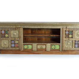 GINER Y COLOMER Meuble TV en acacia massif couleur cerise avec détails en azulejos et bronze, 2 portes, 3 tiroirs - 60 x 180 x 40 cm