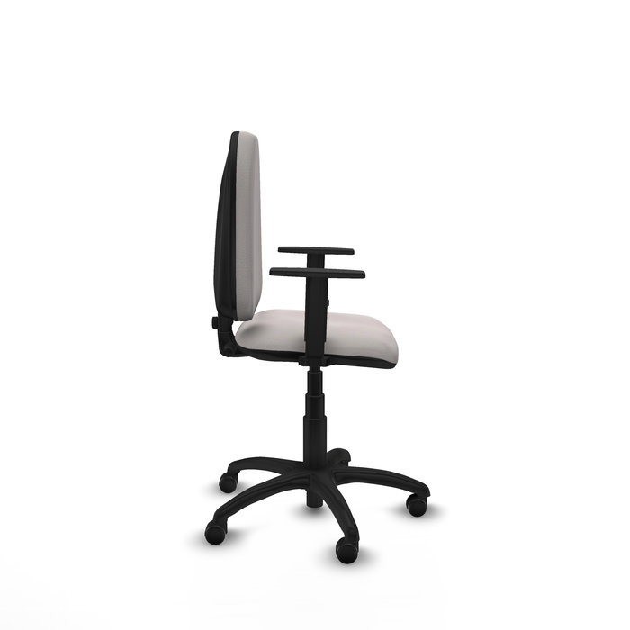 Chaise de bureau Aýna avec mécanisme de contact permanent de base, rembourrée en simili cuir blanc. Équipée d'une base en polyamide noir, d'accoudoirs 1D et de roulettes pour parquet