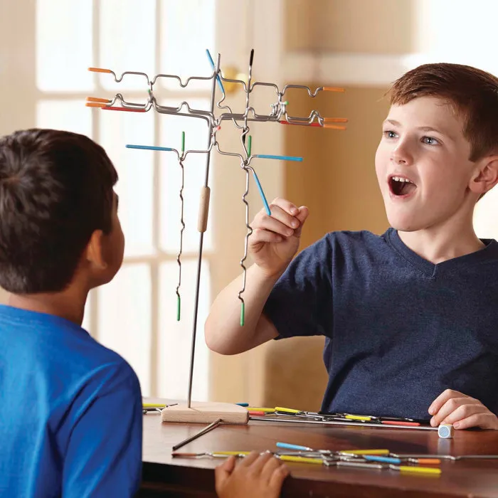 Spin Master Suspend - Jeu d'équilibre et d'adresse familial - 1 à 4 joueurs - À partir de 8 ans - Avec 24 tiges colorées, dé et support en bois