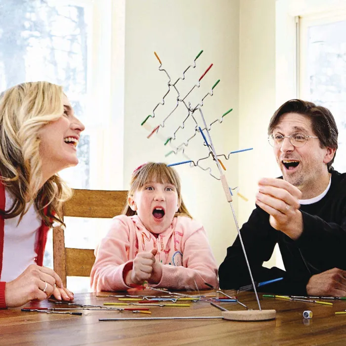 Spin Master Suspend - Jeu d'équilibre et d'adresse familial - 1 à 4 joueurs - À partir de 8 ans - Avec 24 tiges colorées, dé et support en bois