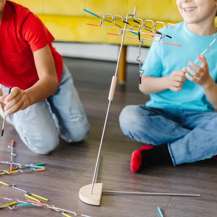 Spin Master Suspend - Jeu d'équilibre et d'adresse familial - 1 à 4 joueurs - À partir de 8 ans - Avec 24 tiges colorées, dé et support en bois