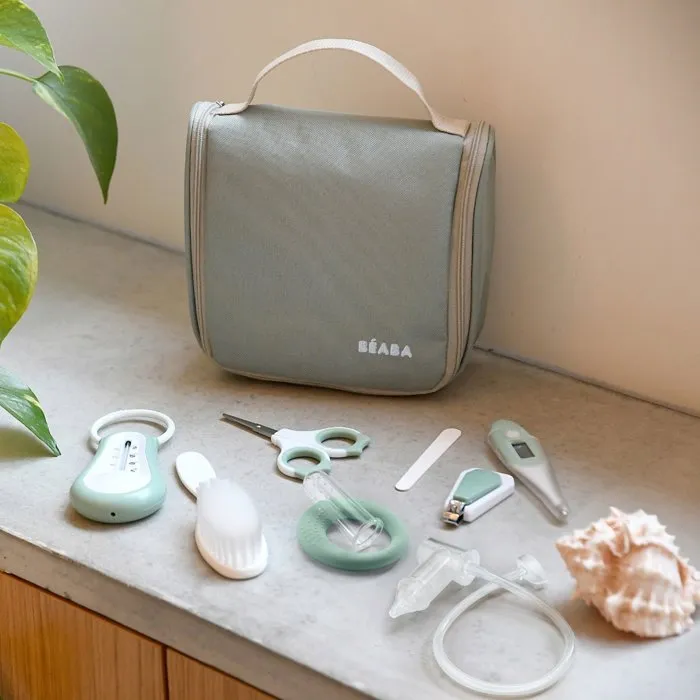 Beaba Trousse de toilette bébé 10 accessoires - Thermomètre, coupe-ongles, peigne, brosse, mouche-bébé - Format compact avec crochet - Vert sauge