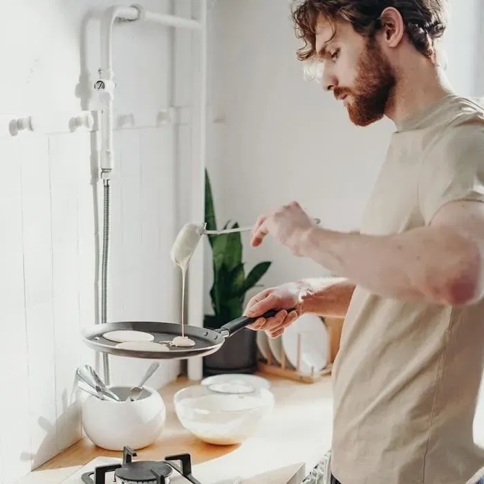 GSW - 456715 - Crêpière avec étaleur en aluminium 26 cm, extérieur rouge siliconé, compatible tous feux dont induction GSW - 456715 - Crêpière avec étaleur en aluminium 26 cm, extérieur rouge siliconé, compatible tous feux dont induction