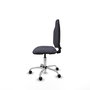 Chaise de bureau Algarra avec mécanisme de contact permanent de base, recouverte de tissu gris foncé. Équipée d'une base chromée, sans accoudoirs et de roulettes pour parquet.