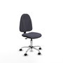 Chaise de bureau Algarra avec mécanisme de contact permanent de base, recouverte de tissu gris foncé. Équipée d'une base chromée, sans accoudoirs et de roulettes pour parquet.