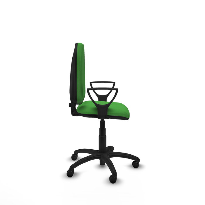 Chaise de bureau Aýna avec mécanisme de contact permanent de base, revêtue de tissu vert. Équipée d'une base en polyamide noir, d'accoudoirs fixes et de roulettes autobloquantes