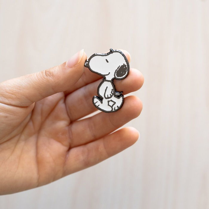 ERIK - Set de 4 Broches Épinglettes à Personnage Snoopy - Différents Modèles - Taille 2,5 x 4 cm ERIK - Set de 4 Broches Épinglettes à Personnage Snoopy - Différents Modèles - Taille 2,5 x 4 cm