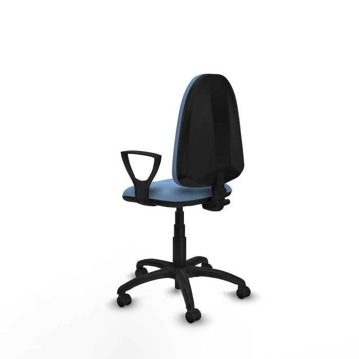 Chaise de bureau Aýna avec mécanisme de contact permanent de base, rembourrée de tissu bleu ciel. Équipée d'une base en polyamide noir, d'accoudoirs fixes et de roulettes autobloquantes