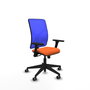 Chaise Motilla Synchro 3 positions tissu Orange Maille Bleu Base pyramidale noire Accoudoir 3D Sans appui-tête Roulettes 65mm pour moquette