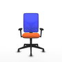 Chaise Motilla Synchro 3 positions tissu Orange Maille Bleu Base pyramidale noire Accoudoir 3D Sans appui-tête Roulettes 65mm pour moquette
