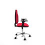 Chaise de bureau Algarra avec mécanisme de contact permanent de base, recouverte de tissu rouge. Équipée d'une base chromée, d'accoudoirs 2D et de roulettes en nylon de 50 mm.